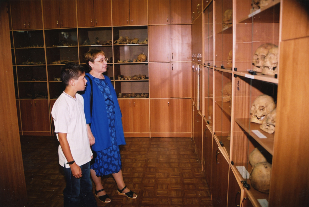 2003 Делегация на экскурсии в музее антропологии.jpg