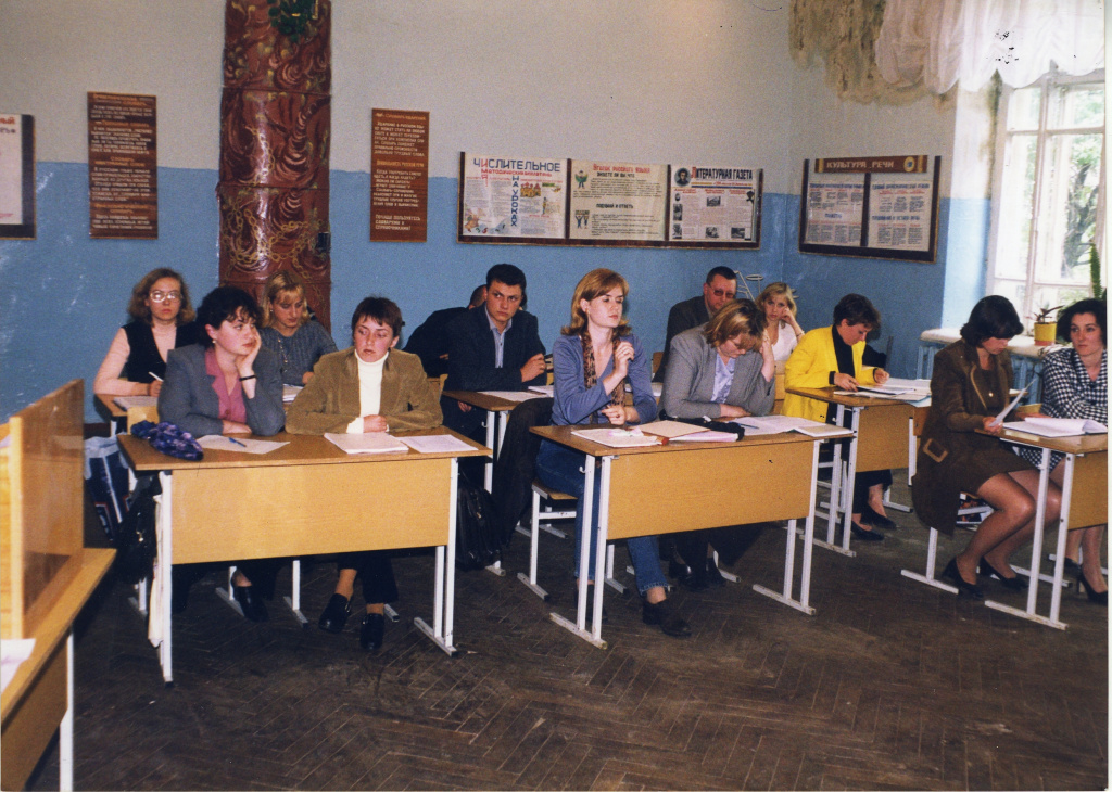 2000 Урюпинский филиал ВолГУ, студенты заочного отделения. Специальность Юриспруденция - первый выпуск 2000 г.jpg