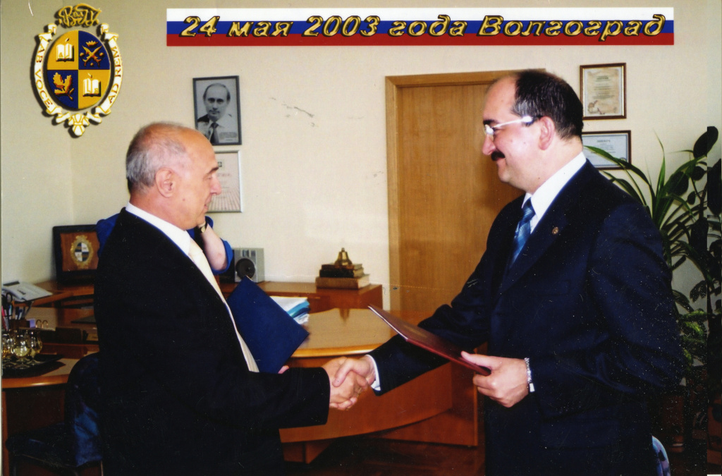 2003 Подписание дог-ра с ректором Колледжа Д.Бержени г.Сомбатхей (Венгрия).jpg_3.jpg