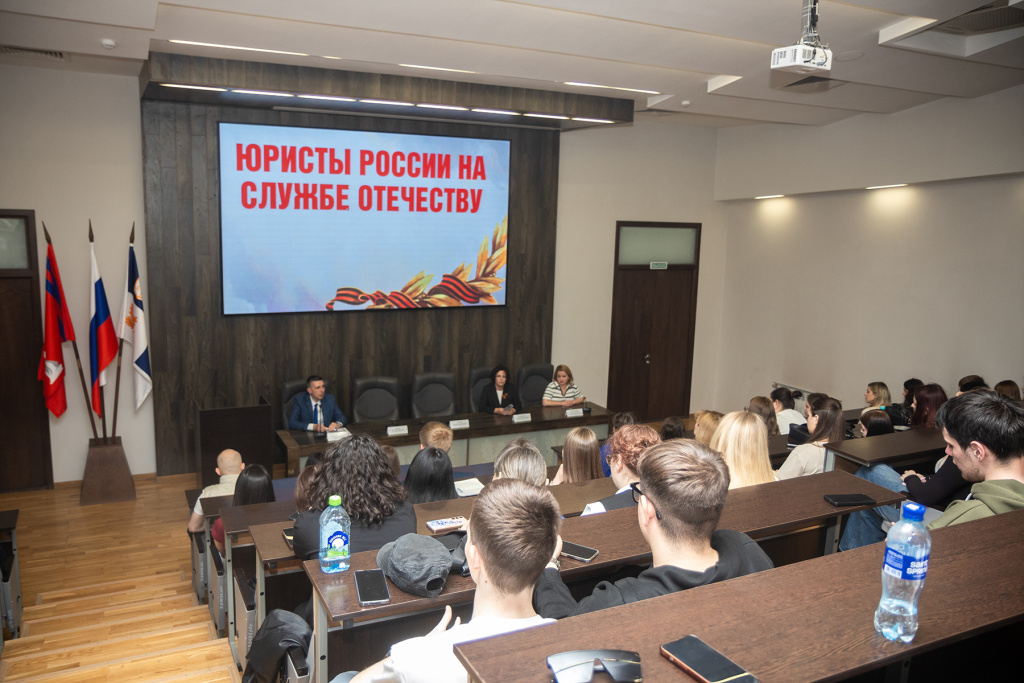 юристы