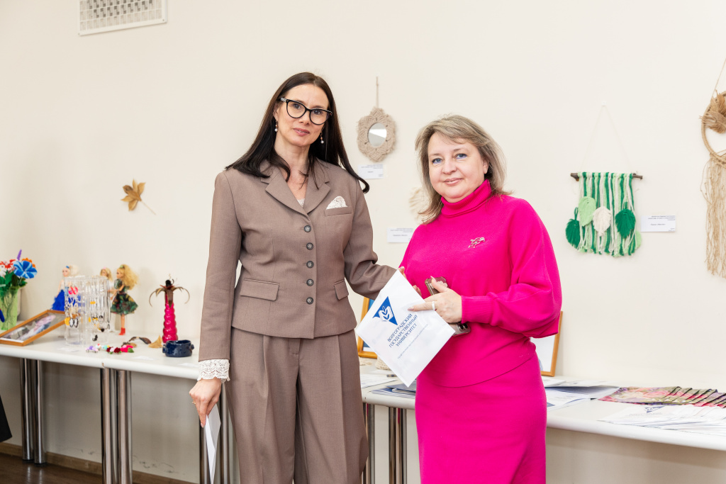 Женский мир