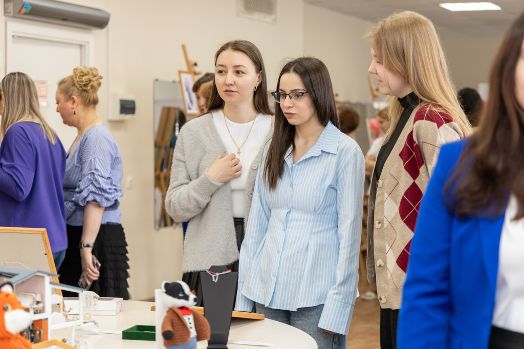 Женский мир